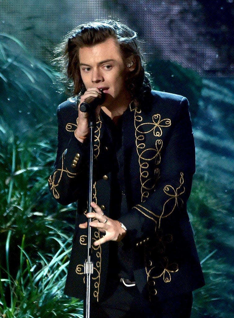 17) Performing at the American Music Awards in 2014