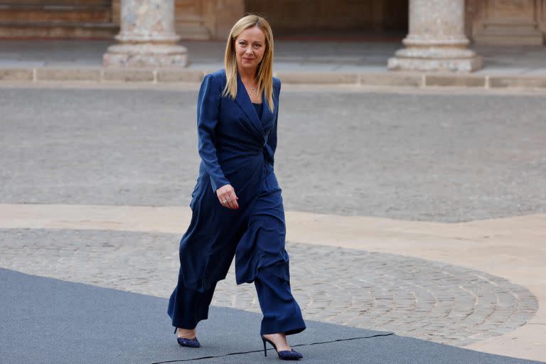 La primera ministra italiana Giorgia Meloni llega a la cumbre de Granada, España. (Photo by Ludovic MARIN / AFP)