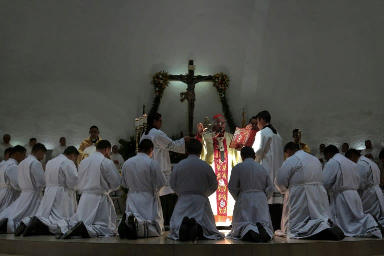 El cardenal de Nicaragua Leopoldo Brenes ordena a a diáconos católicos durante una misa en la Catedral Metropolitana de Managua, el 7 de febrero de 2024. (OSWALDO RIVAS)