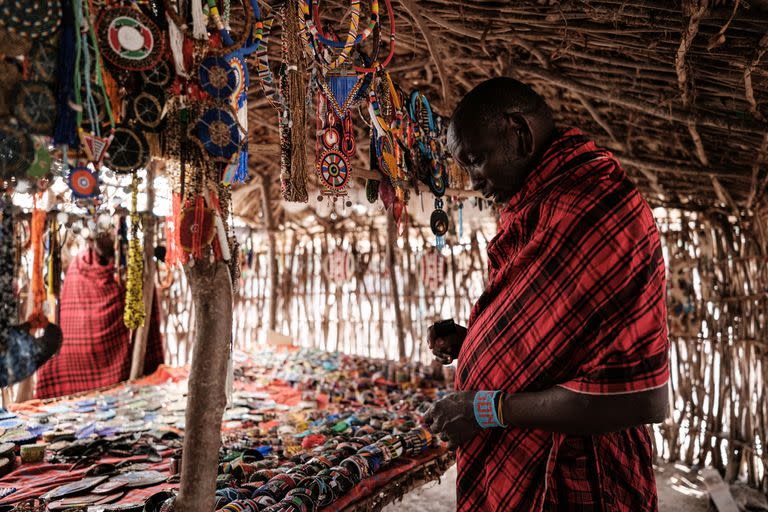 Un hombre masai vende recuerdos hechos por mujeres de la comunidad en el campamento Porini Amboseli 