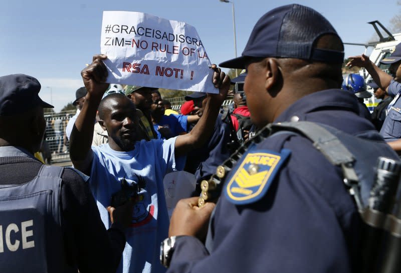 南非民眾在機場抗議。（美聯社）