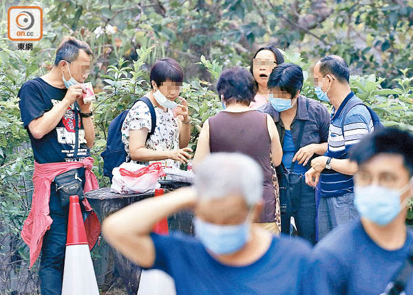 有市民即場除罩進食祭品。