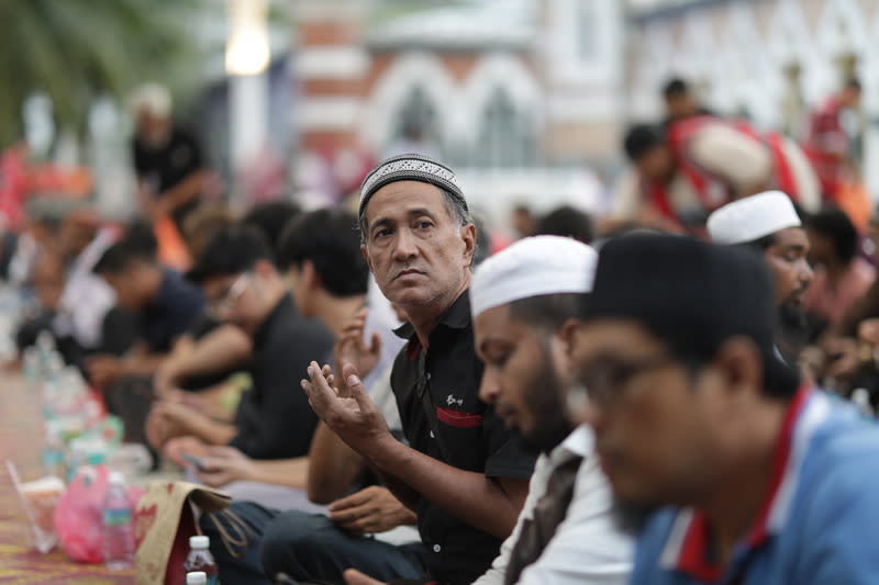 大馬穆斯林虔誠祈禱 馬來西亞穆斯林從12日起進入齋戒月，等待封齋時間 結束的穆斯林仍虔誠祈禱。 中央社記者黃自強吉隆坡攝  113年3月12日 