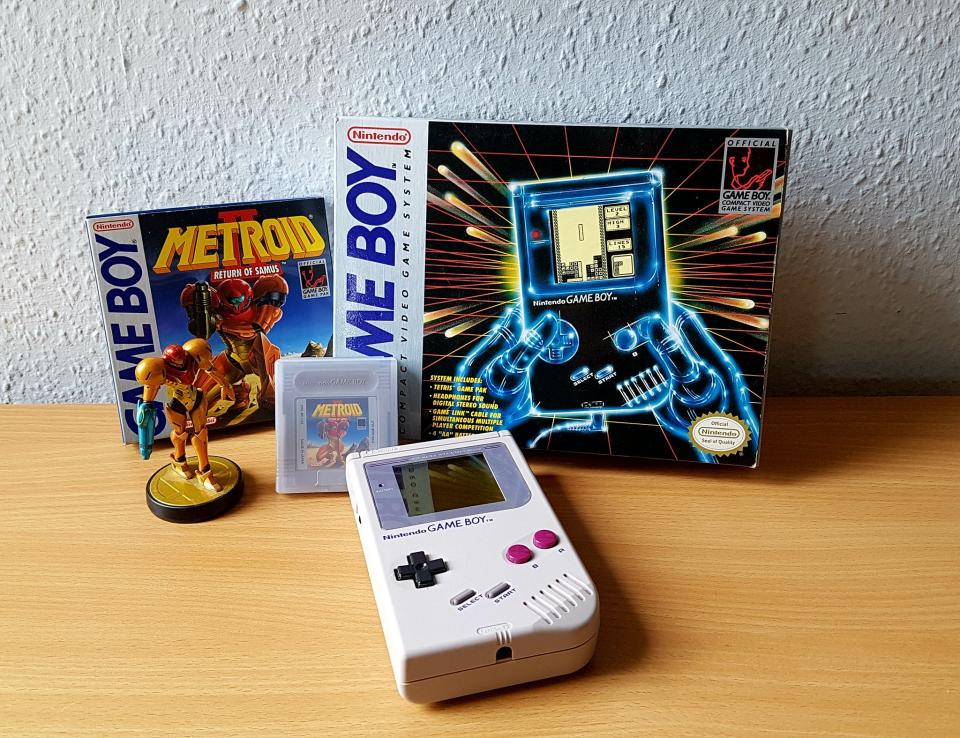 <p>Als Nintendo in den 1980ern den Game Boy auf den Markt brachte, gab es kein Halten mehr. Jeder wollte die portable Spielkonsole besitzen, um damit Tetris, Super Mario & Co. zu spielen. Die Urversion des Game Boys erschien 1989, mittlerweile gibt es zahlreiche Nachfolgemodelle. (Bild: TwitteR/@J_Ingemann_J ) </p>