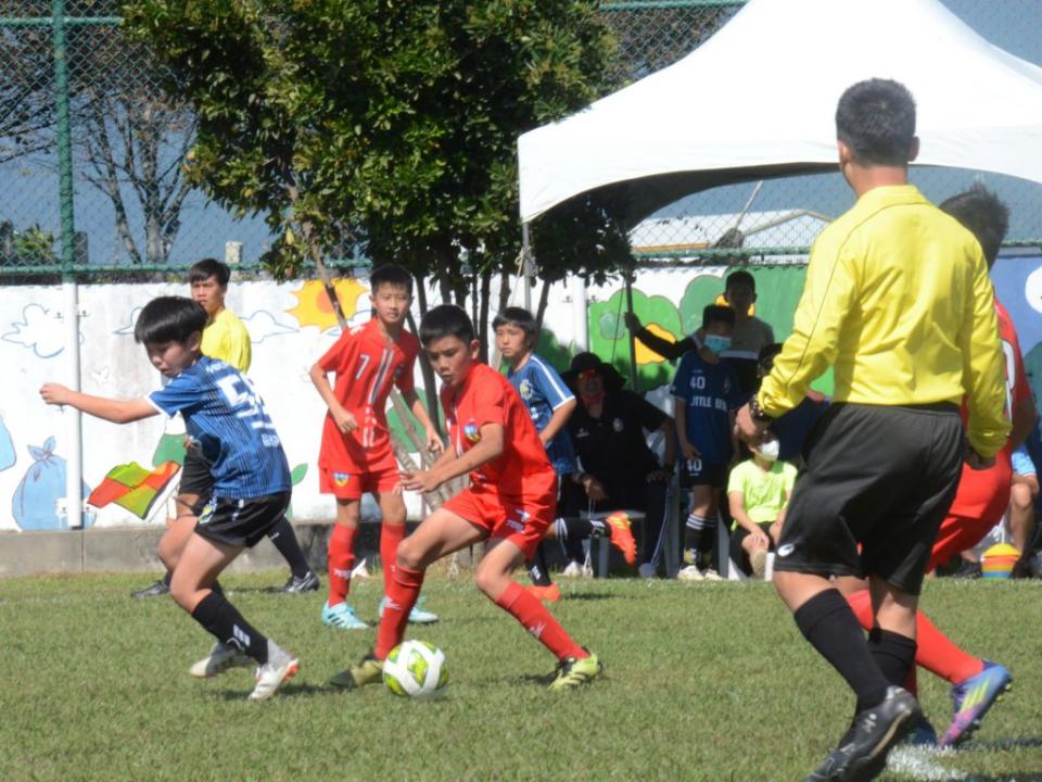 全國少足頂尖對決，國泰世華旭村盃全國少年足球賽在台東開踢。（記者鄭錦晴翻攝）
