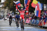 Après le Tour de France et les Jeux Olympiques, les cyclistes auront rendez-vous en Suisse pour les championnats du monde sur route. La course en ligne, attraction principale, aura lieu le 27 septembre, et elle s'annonce très pentue. Qui succédera au Danois Mads Pedersen et aura la chance de porter le maillot arc-en-ciel pendant toute une année ? (crédit AFP)