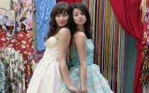 Demi Lovato (links) und Selena Gomez waren nicht nur im Disney-Film "Prinzessinnen Schutzprogramm" beste Freundinnen: Beide hatten ihre ersten Auftritte in der Serie "Barney und seine Freunde" (2003). Und auch Lovato fuhr zweigleisig: Sie war ab 2008 Star der "Camp Rock"-Filme und veröffentlichte zeitgleich auch ihr erstes Album "Don't Forget", das in den USA Platz zwei der Charts erreichte. (Bild: ProSieben / Disney)