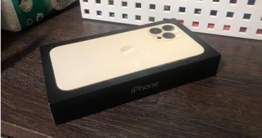 1名人夫下班看到桌上有iPhone 13，立即感謝老婆表示自己終於可以用她的iPhone 8，笑翻上萬網友。（圖／翻攝自「爆廢公社公開版」）