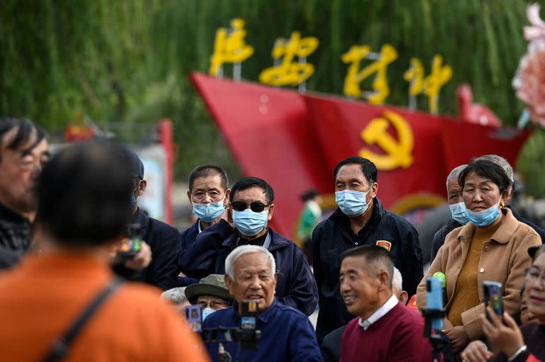 Residentes locales interpretan música folclórica de Shaanxi en una plaza ciudadana cerca de la montaña Baota en la ciudad de Yan'an, en la provincia noroccidental china de Shaanxi, el 15 de octubre de 2022, un día antes del 20º Congreso del Partido Comunista.