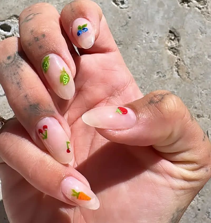 La manicura de Hailey Bieber