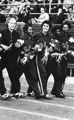 Barbara Pearl Jones (à droite) a remporté la médaille d'or aux Jeux olympiques d'Helsinki en 1952. A 15 ans, elle est toujours la plus jeune médaillé d’or de l’histoire en athlétisme. (AP)