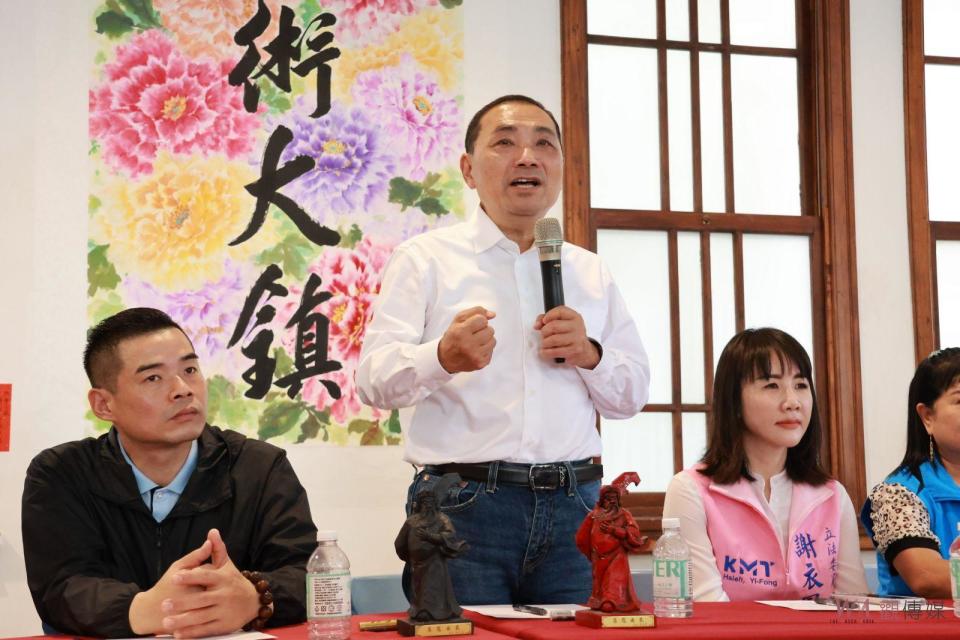 ▲國民黨總統參選人侯友宜前往溪湖鎮福安宮參拜媽祖「溪湖媽」，祈求國泰平安，他同時發表治安政策，宣布如果當選總統將設立「緝毒署」。（圖／記者陳雅芳攝）