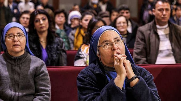 Las hermanas María del Pilar (izq) y María del Perpetuo Socorro en un servicio religioso en la iglesia católica de Gaza en diciembre de 2022