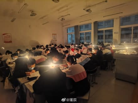 大陸多省遭限電，學生更是只能點蠟燭讀書。（圖／翻攝自微博）