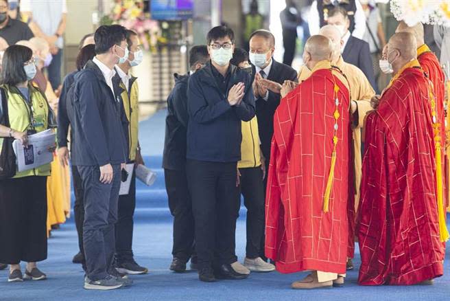 市長陳其邁今（22）日一早在罹難者告別式會場現身，雙手合十向宗教團體致意感謝。（袁庭堯攝）
