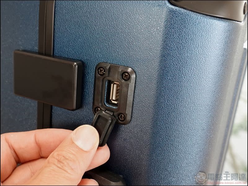 Carry-On Closet 2.0 登機箱