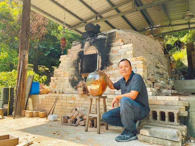 李俊蘭從事陶藝創作30年，與眾不同的是他因興趣使然而學習蓋窯技術，是名副其實一條龍製造的陶藝家。（張亦惠攝）