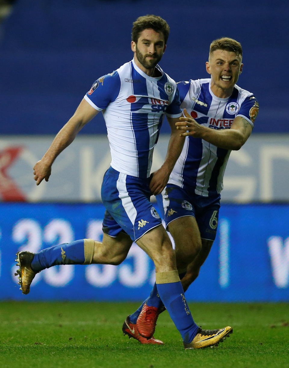 Will Grigg celebra su gol junto a su compañero de equipo, Max Power. / Foto: Reuters