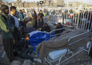 <p>In this photo provided by Tasnim News Agency, relatives weep over the bodies of earthquake victims, in Sarpol-e-Zahab, western Iran, Nov. 13, 2017. (Photo: Farzad Menati/Tasnim News Agency via AP) </p>