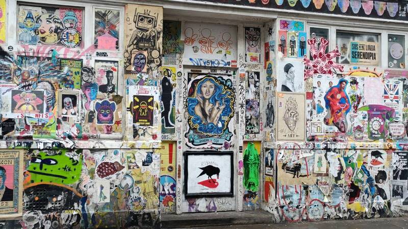 倫敦東區紅磚巷  塗鴉繽紛多元 倫敦東區紅磚巷（Brick Lane）一帶多年來以多元繽 紛的塗鴉、次文化和非主流藝術聞名，充滿街頭生命 力，展現對體制和權力的反抗精神。 中央社記者陳韻聿倫敦攝  112年8月7日 