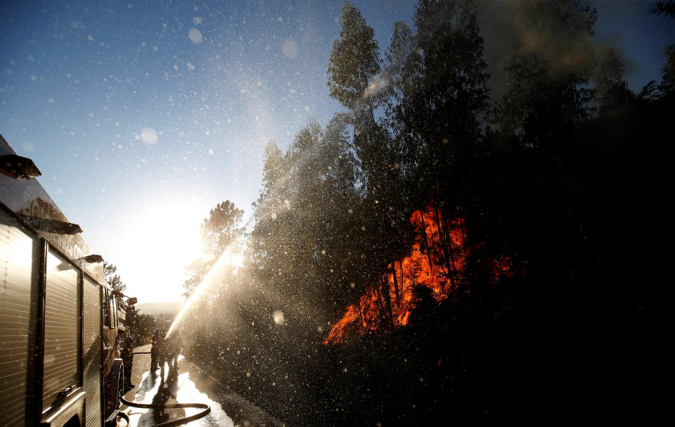 Firefighters work to put out&nbsp;the flames next to the village of Macao, near Castelo Branco, Portugal, on Aug. 17, 2017. (Photo: Rafael Marchante / Reuters)