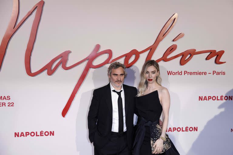 El actor Joaquin Phoenix y su colega Vanessa Kirby posan durante la premiere mundial de Napoleón que tuvo lugar en París