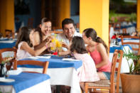 <b>Restaurante “cábala”.</b> Andrea (47 años) recuerda los años de veraneo en el mismo balneario mientras sus hijos eran chicos. El ritual era siempre igual: “El día que llegábamos y el último de las vacaciones, comíamos en un restaurante típico del lugar. ¡Era como una cábala! Los mozos nos reconocían y se emocionaban de ver cómo crecían mis hijos cada año”.