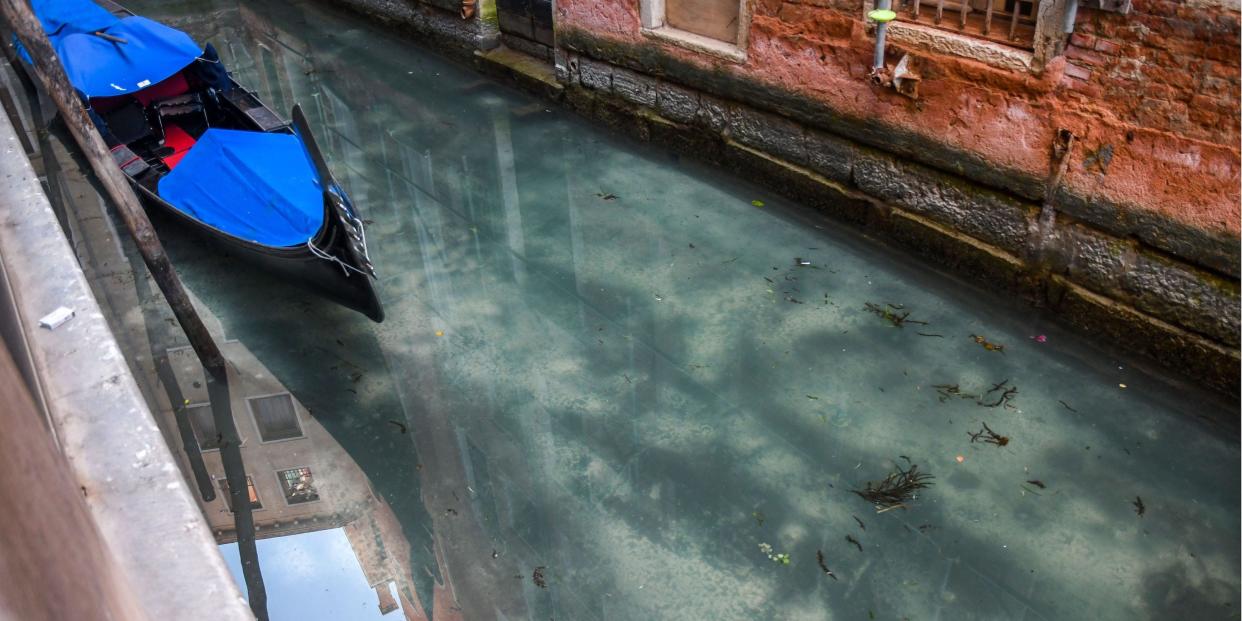 A view shows clearer waters by a gondola in a Venice canal on March 17, 2020 as a result of the stoppage of motorboat traffic, following the country's lockdown within the new coronavirus crisis.