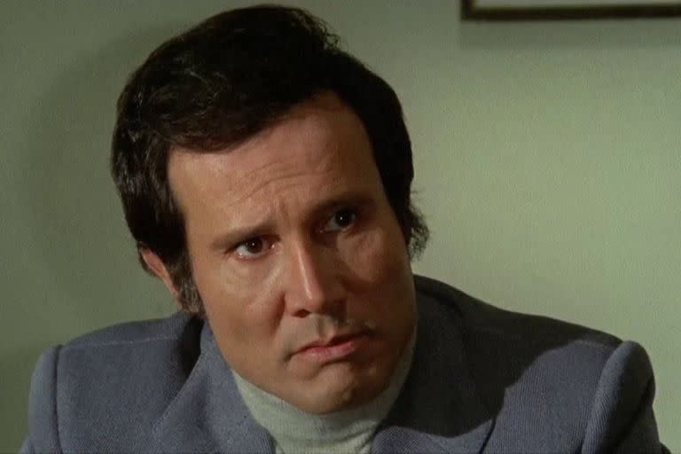 Henry Silva en Nuestro Hombre en Milán