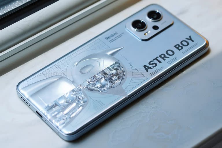 Así es el Redmi Note 11T Pro+ que rinde homenaje a Astro Boy a 70 años de la publicación del cómic