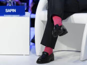 Michel Sapin, seines Zeichens französischer Finanzminister, ist ebenfalls ein Fan von leuchtender Fußkleidung. Hier trägt Sapin grelles Pink beim jährlichen Treffen des World Econimic Forums am 19. Januar 2017 in Davos, Schweiz. (Bild-Copyright: Yahoo)