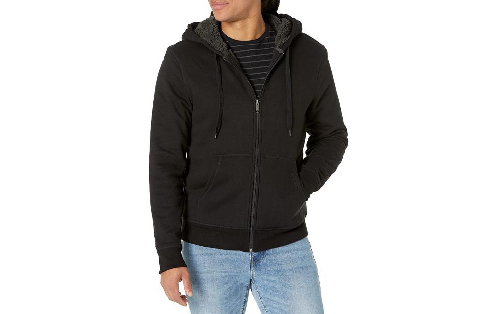 Sudadera de forro polar con capucha y cierre para hombre Amazon Essentials. / Imagen: Amazon México