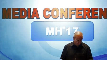Malaysian Prime Minister Najib Razak pauses before addressing reporters at the Sama-Sama Hotel near Kuala Lumpur International Airport in Sepang July 18, 2014. REUTERS/Samsul Said