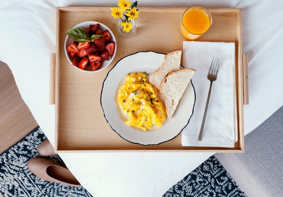 bandeja de servicio de habitaciones