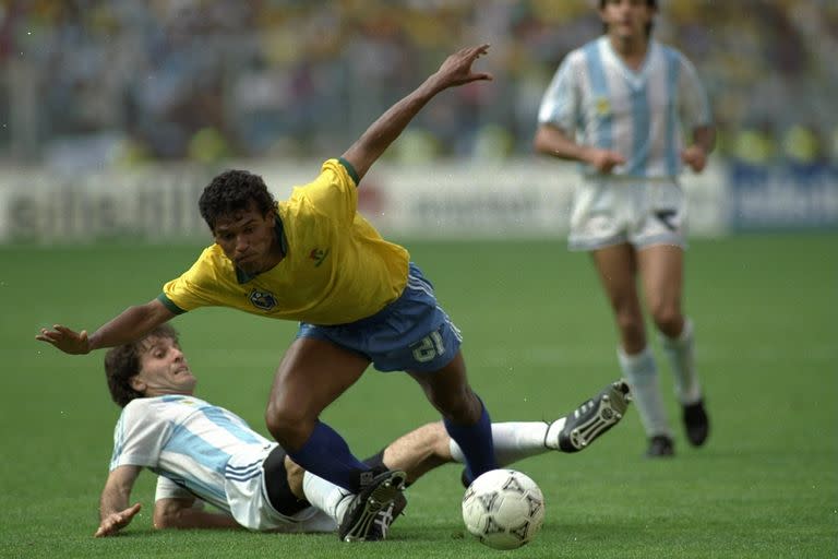 24 Jun 1990:  Careca intenta llevarse la pelota ante la marca de Ruggeri; Argentina eliminó a Brasil en Turin al ganarle por 1-0. \ Mandatory Credit: Allsport UK /Allsport