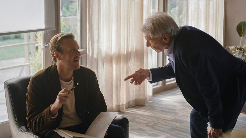 Jason Segel y Harrison Ford en 'Terapia sin filtro' (cortesía de Apple TV+)