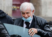 Malgré ses 87 printemps, Jean-Paul Belmondo a tenu à être présent aux obsèques de Guy Bedos. Après l'annonce de sa mort, l'acteur avait d'ailleurs rendu hommage à son ami, avec un message poignant publié dans <em>Le Parisien : "Il a été mon tout premier ami dans ce métier. Il avait 16 ans, j'en avais 17. En 1951, nous étions partis en tournée avec une pièce de théâtre, Mon ami le cambrioleur, avec notre seule insouciance. Ce fut un fiasco, mais le début d'une grande et belle amitié. Plus qu'un ami, je perds un frère"</em>.