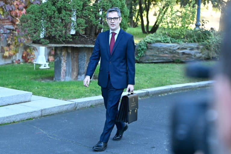 El ministro Félix Bolaños llega a la primera reunión del nuevo gobierno español, el 22 de noviembre de 2023 en el palacio de la Moncloa, en Madrid (Javier Soriano)