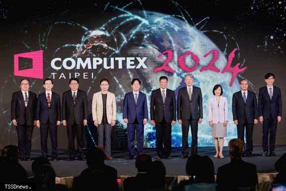 COMPUTEX開幕典禮大合照(左4外貿協會董事長黃志芳、左5中華民國總統賴清德)。(圖：貿協提供)