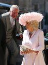 <p>Herzogin Camilla trug zur Zeremonie ein pastellpinkes, asymmetrisches Mantelkleid aus Seide von Anna Valentine und einen federbesetzten Hut. Prinz Charles wird die Braut bei der anschließenden Zeremonie zum Altar führen und sie damit in der Königlichen Familie willkommen heißen. (Bild: Getty Images) </p>