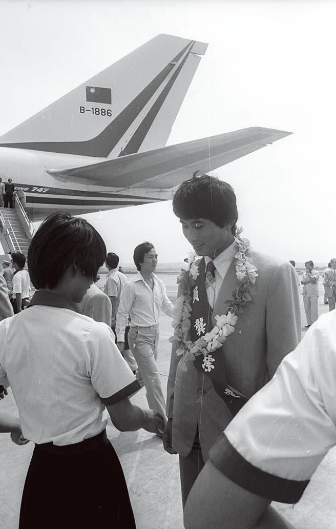 1981年中華隊贏得羅德岱堡世界青棒賽回國，龔榮堂在機場接受獻花。（本報資料照片）