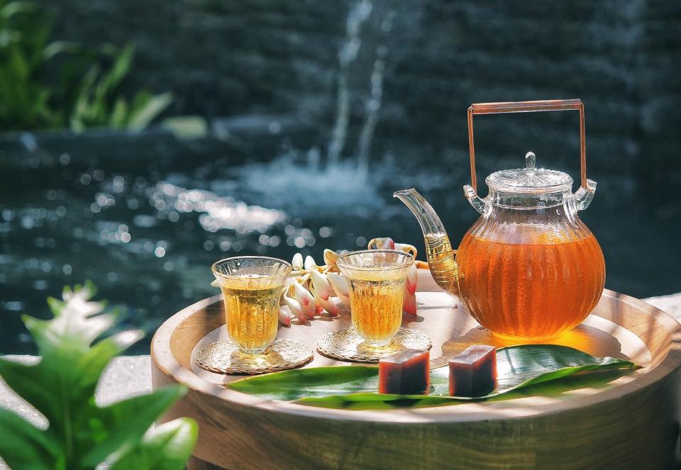 在虹夕諾雅 谷關享受包場溫泉時，一邊啜飲月桃茶。