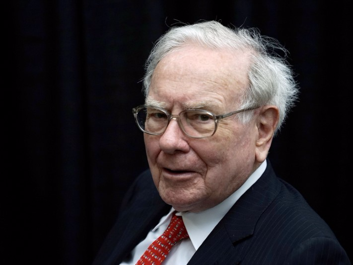 Berkshire Hathaway CEO Warren Buffett plays bridge during the Berkshire annual meeting weekend in Omaha, Nebraska, U.S. on May 3, 2015.  REUTERS/Rick Wilking