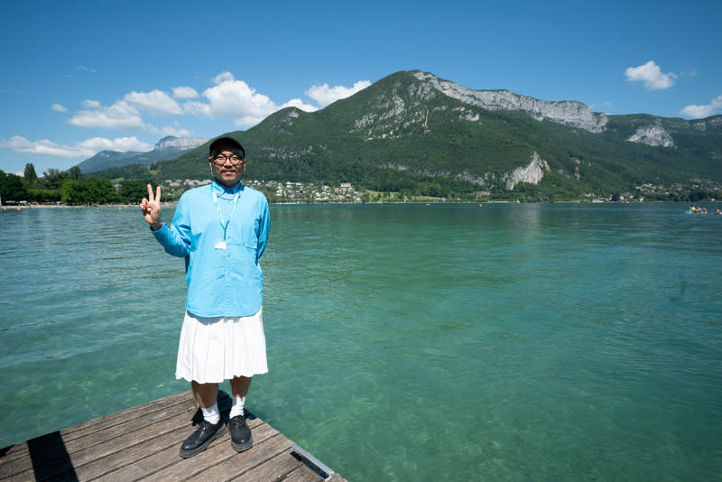 安錫影展 鍾承旭短片企畫獲法國動畫駐村補助獎 旅德台灣動畫導演鍾承旭（圖）13日於法國安錫動畫 市場展獲Ciclic動畫駐村補助獎，獲補助企劃案「失而 復得，之，皆大歡喜」從酷兒角度訴說一場荒謬奇幻 的三角愛情故事，釐清對愛的觀點。 中央社記者李若韻安錫攝 113年6月14日 