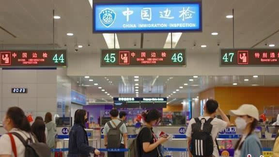 中國官方26日深夜宣布，明年1月8日將COVID-19降為「乙類乙管」且取消入境集中隔離、有序恢復中國公民出境旅遊。（圖／翻攝自中新網）
