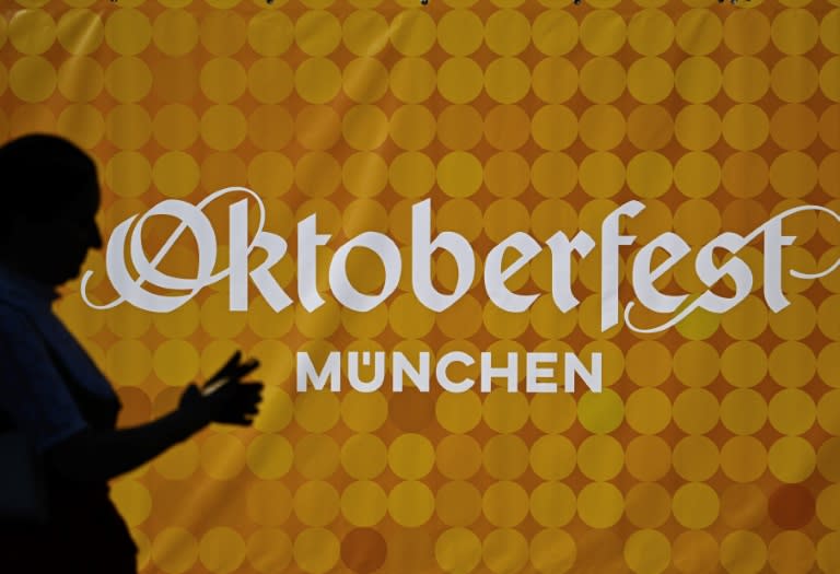 La silueta de una mujer en un afiche de la Fiesta de la Cerveza de Múnich, la "Oktoberfest", el 16 de septiembre de 2023 (Tobias SCHWARZ)