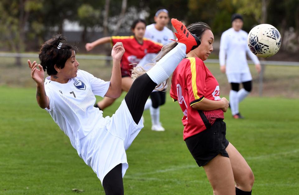 El equipo femenino afgano Melbourne Victory en su primer partido en una liga local contra ETA Buffalo SC- Las jugadoras del equipo nacional de fútbol femenino de Afganistán compitieron en un partido de la liga local en Australia el abril 24 por primera vez desde que huyeron de los talibanes islamistas de línea dura. (Foto: de William WEST/AFP vía Getty Images)