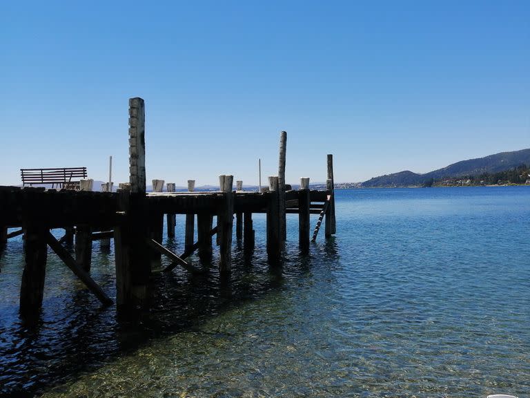 No es fácil acceder a la isla: no hay transporte regular y quien llega al viejo muelle de madera lo hace por su cuenta, casi siempre en kayak o velero