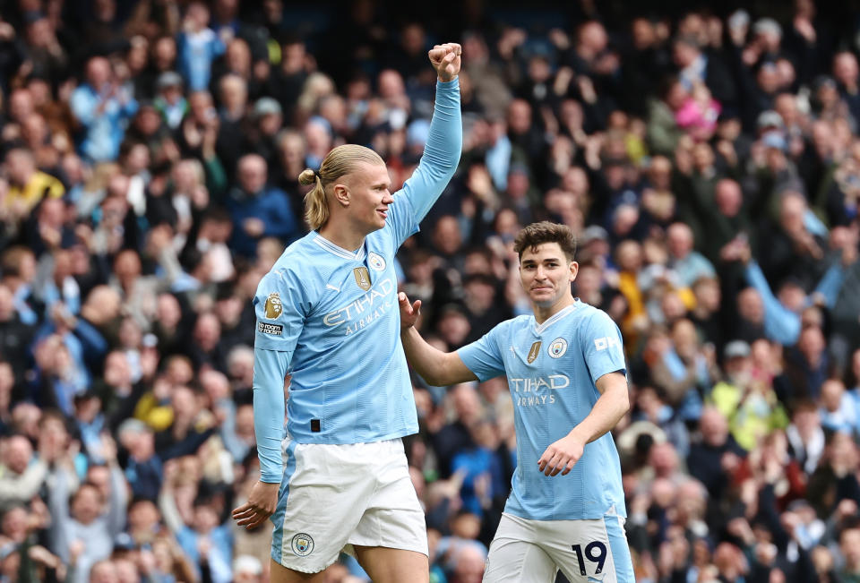 Erling Haaland (links) von Manchester City feiert mit Julian Alvarez während ihres Spiels in der englischen Premier League gegen Luton Town.