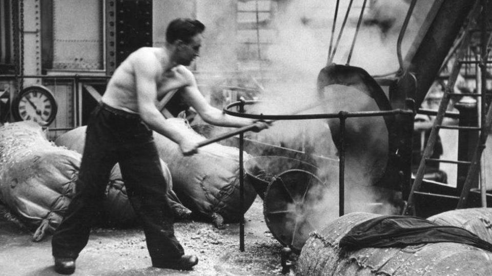 Un trabajador en la cervecería Guinness en 1953